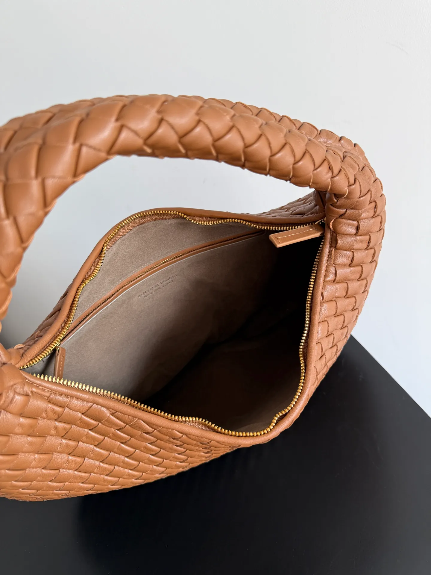 Batch 2120 BV Bottega Veneta's new early spring women's shoulder bag. The soft and delicate Hobo bag has been shipped! Many friends are waiting for this bag. It has a round shape and a large capacity. It can hold a 50-fold umbrella inside. Babies with a lot of daily items do not need to worry about the capacity of this bag. It is a practical bag for traveling and commuting. Although it is fluffy, it is soft and comfortable when carried on one shoulder. It has a modern and retro feel. Model No.: 856737 Size: 44*28*5cm